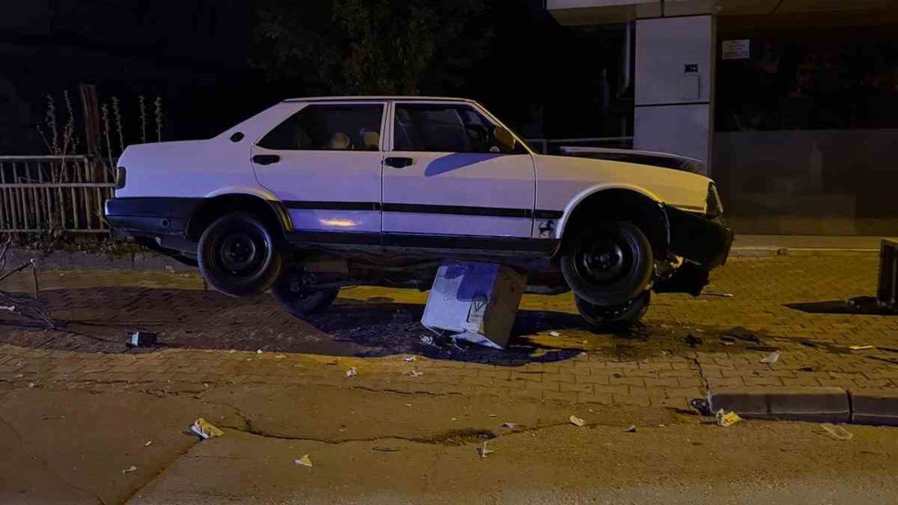 Otomobil trafoya çıktı: Sürücü yara almadan kurtuldu
