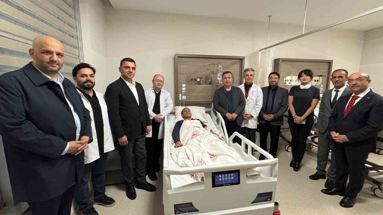 Ailesi uzakta olan gence Vali refakat etti
