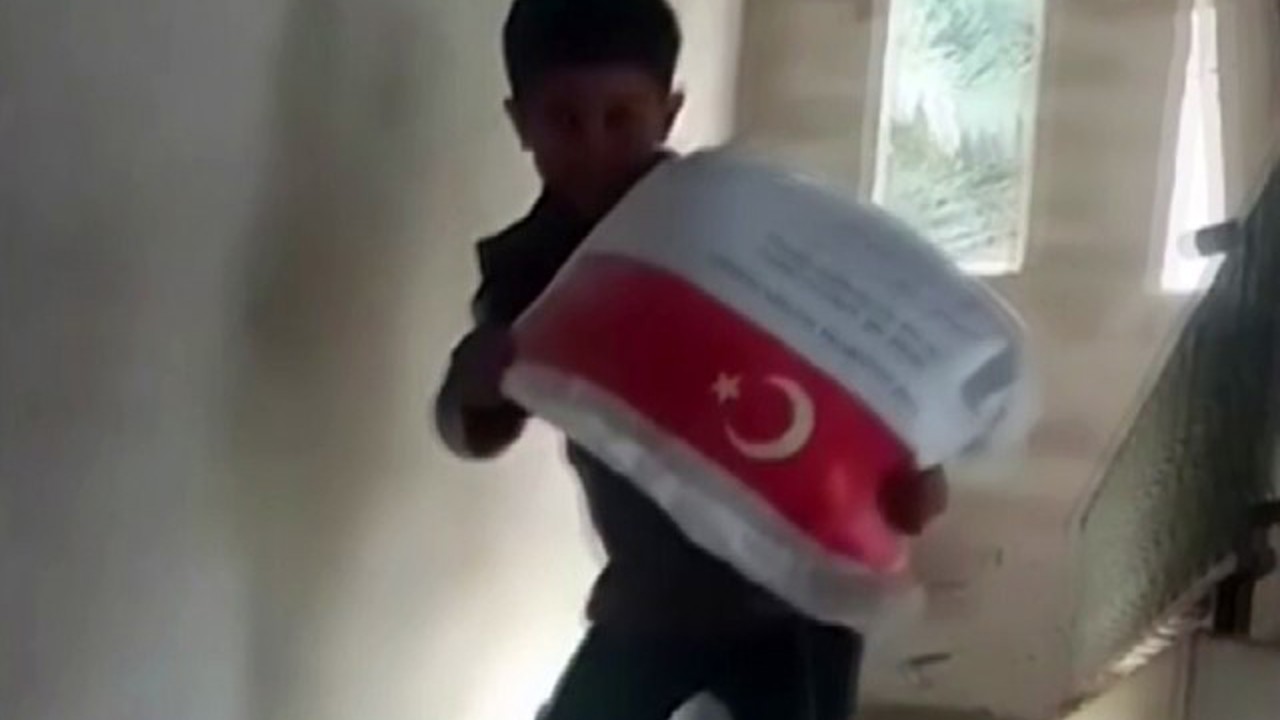 Kendi ağırlığı kadar un çuvalını taşıyan Filistinli çocuğun sevinci

