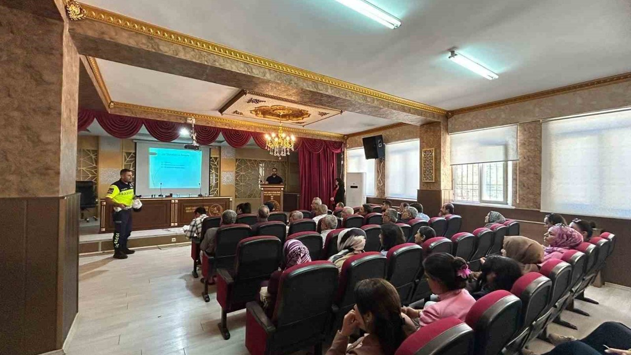 Kilis’te okul servis şoförleri ve rehber personele trafik eğitimi verildi
