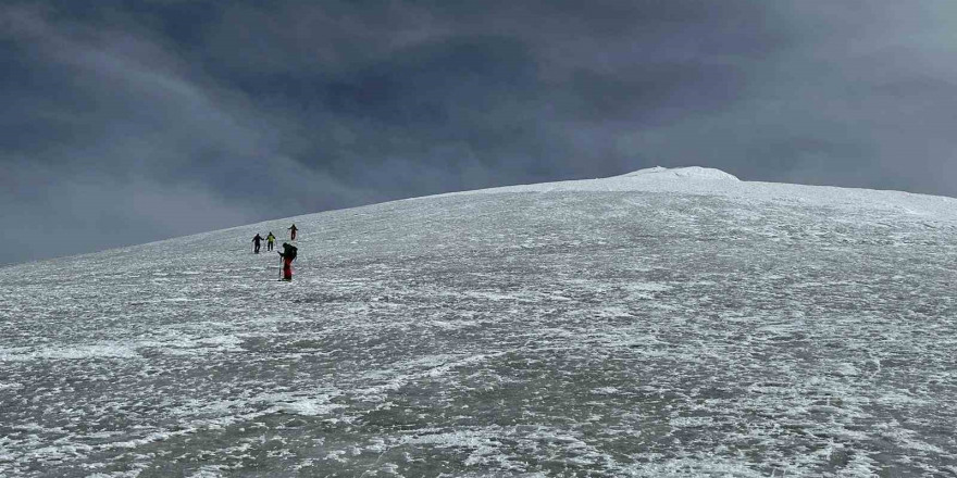 Dağcılar Ağrı Dağı eteklerinde kayak yaptı