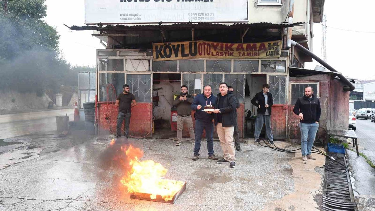 Yangın ihbarına giden itfaiyecileri pastayla karşıladılar
