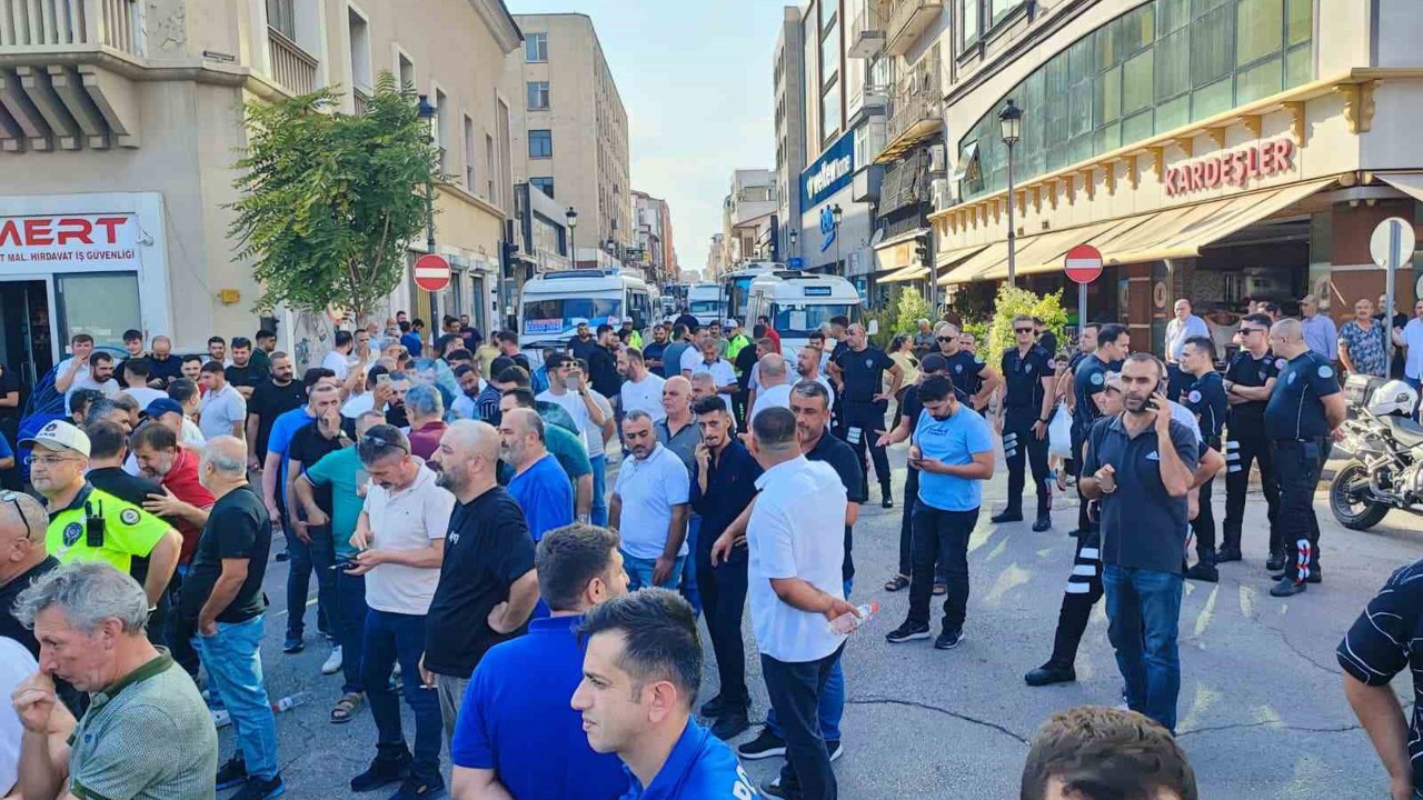 Adana’da dolmuş şoförlerinden eylem: Trafik kilitlendi
