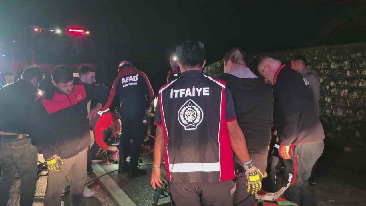 Bartın’da otomobil bariyerlere çarptı: 4 yaralı
