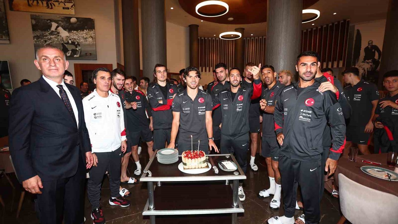 Milli Takım kampında Ferdi Kadıoğlu’nun doğum günü kutlandı

