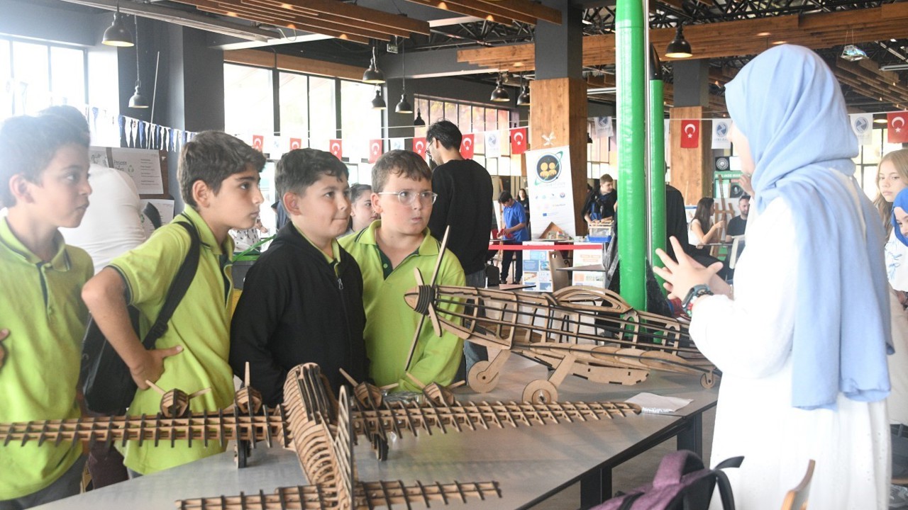 Ortaokul ve lise öğrencileri SAÜ’de deneylerle bilimi keşfetti
