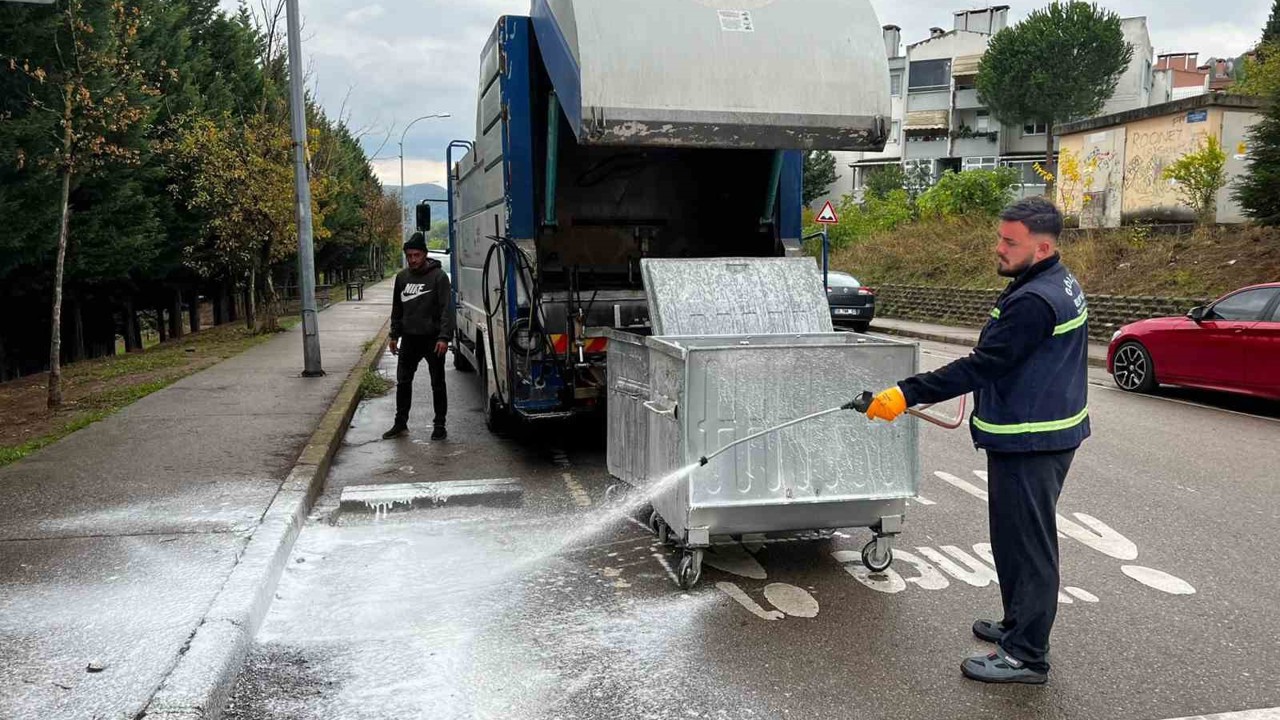Çöp konteynerler yıkanarak dezenfekte ediliyor
