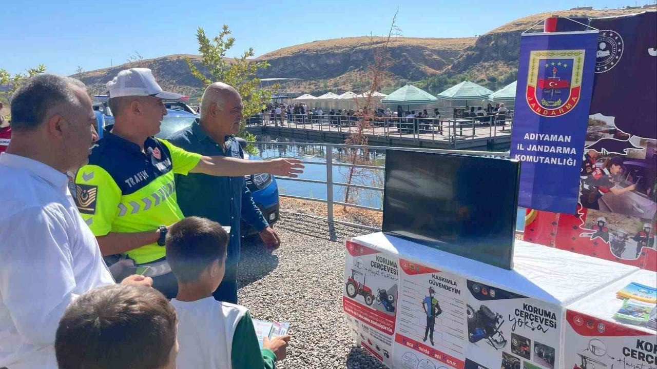 Jandarma ekipleri, trafik bilgilendirme standı açtı
