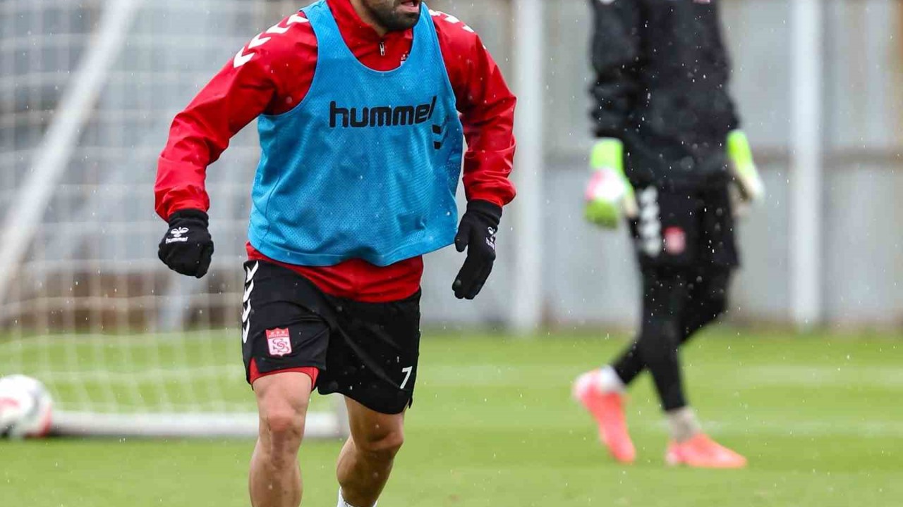 Sivasspor sağanak altında çalıştı
