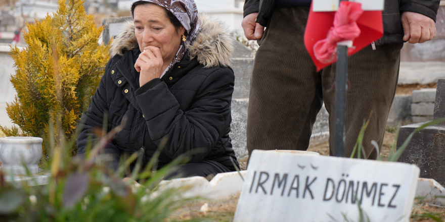 Deprem mezarlıklarında yas ve gözyaşı