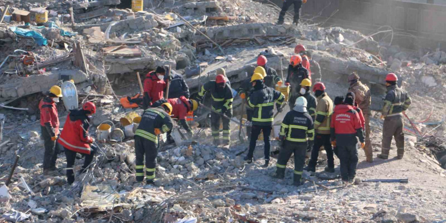 Depremde 100 kişinin hayatını kaybettiği Hisami Apartmanı davasına devam edildi