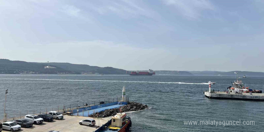 Dev Yüzer Havuz Çanakkale Boğazı’ndan geçti