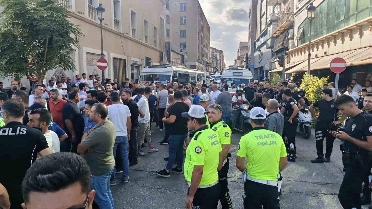 Adana’da dolmuş şoförlerinin eylemi 3 saat sonra bitti: Trafik ulaşıma açıldı
