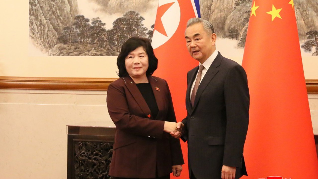 Kuzey Kore Dışişleri Bakanı Choe, Çinli mevkidaşı Wang Yi ile bir araya geldi
