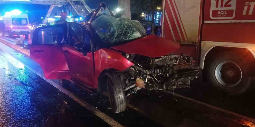 Direksiyon hakimiyeti kaybeden otomobil sürücüsü aydınlatma direğine çarptı: 1 ölü