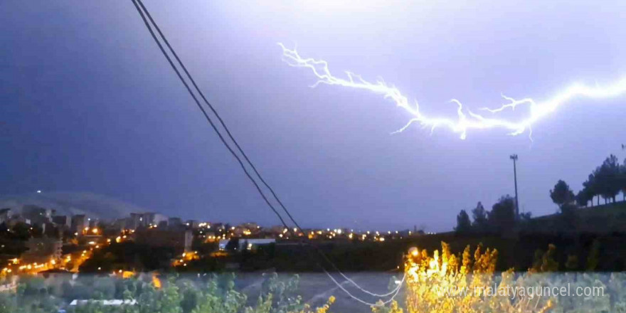 Diyarbakır’da şimşekler geceyi aydınlattı