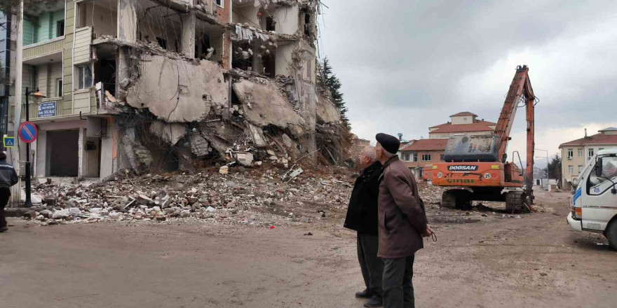 Doğanşehir’de ağır hasarlı binaların yıkımında sona yaklaşıldı