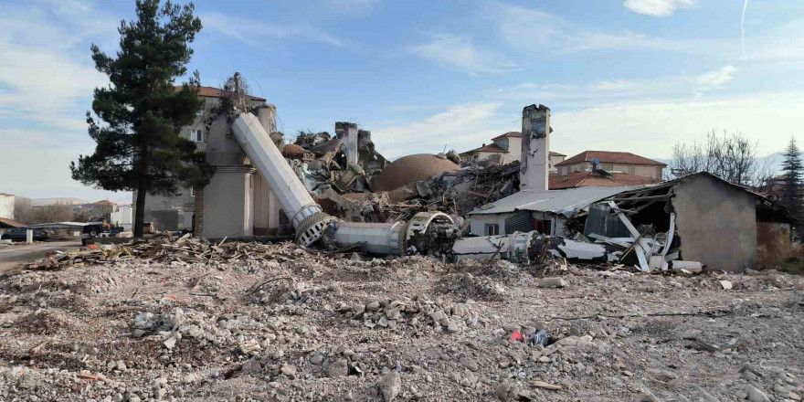 Doğanşehir’de ağır hasarlı yapıların yıkımı sürüyor