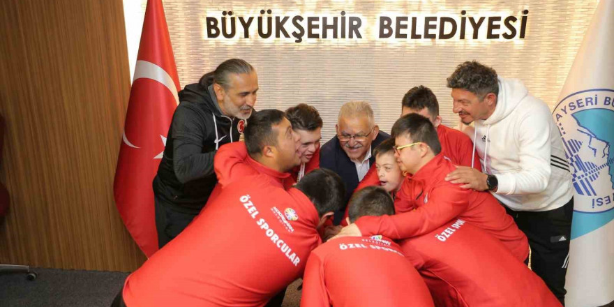 Down Futsal Takımı sporcularından Başkan Büyükkılıç’a sevgi gösterisi