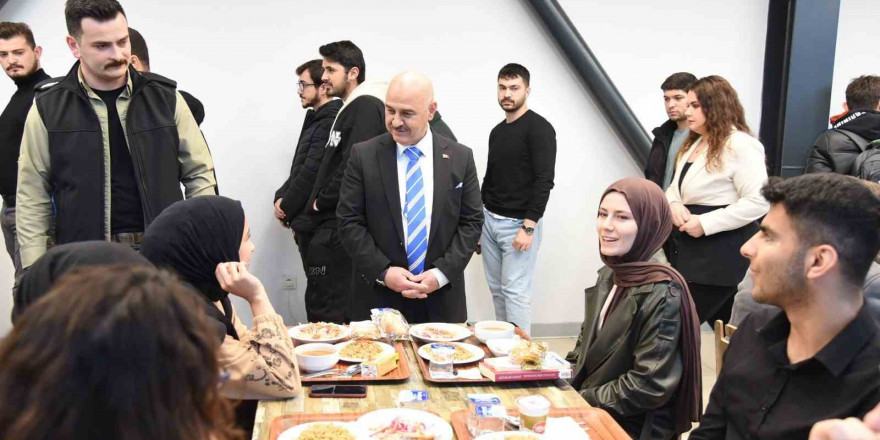 Düzce Üniversitesi öğrencileri için iftar programı düzenledi
