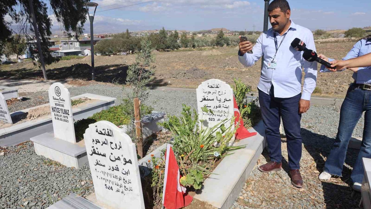 Depremde kaybettiği 3 evladının mezarında "Size bir damla su verecek kimse kalmadı, Allah sizi unutmaz evladım" diyen Suriyeli anne duygulandırdı
