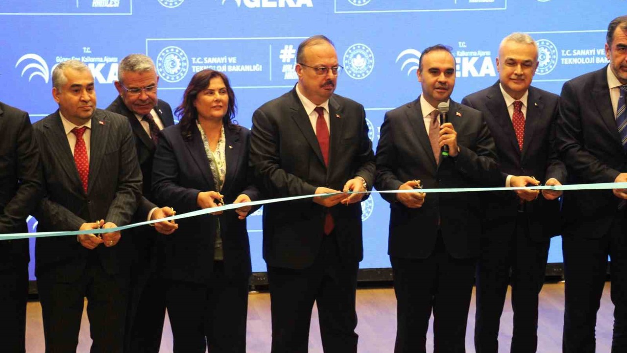 Sanayi ve Teknoloji Bakanı Kacır: "Aydın’ı Ege’nin parlayan yıldızı haline getirmeye devam edeceğiz"

