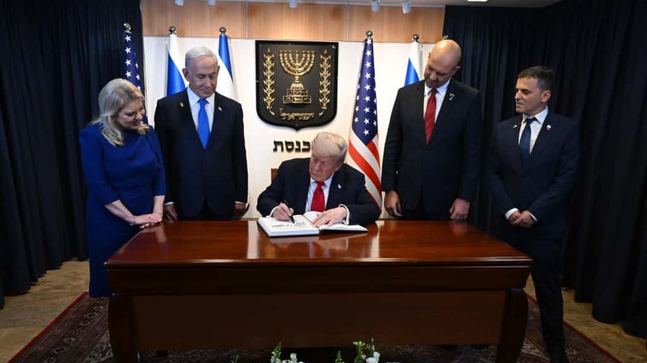 Trump, İsrail Meclisi’nde ziyaretçi defterini imzaladı: "Önemli ve güzel bir gün, yeni bir başlangıç"
