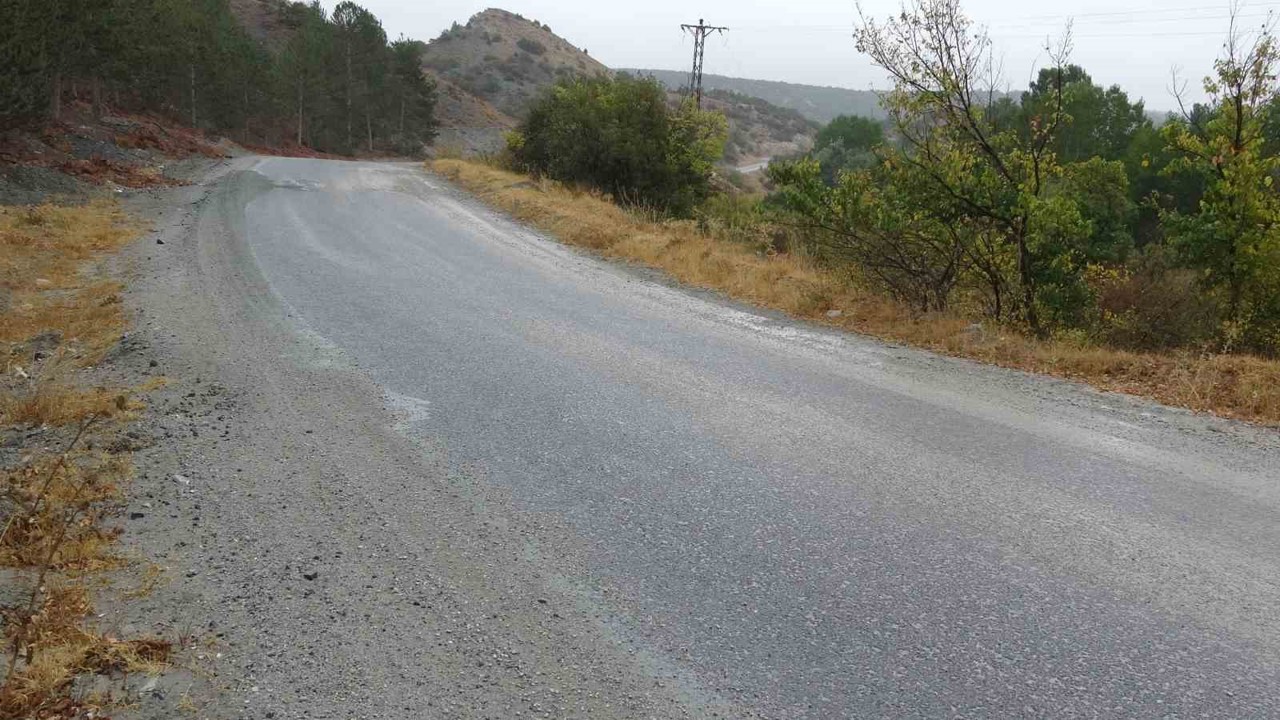 Taş ocağı tozu ve asfaltsız yola vatandaşlardan tepki
