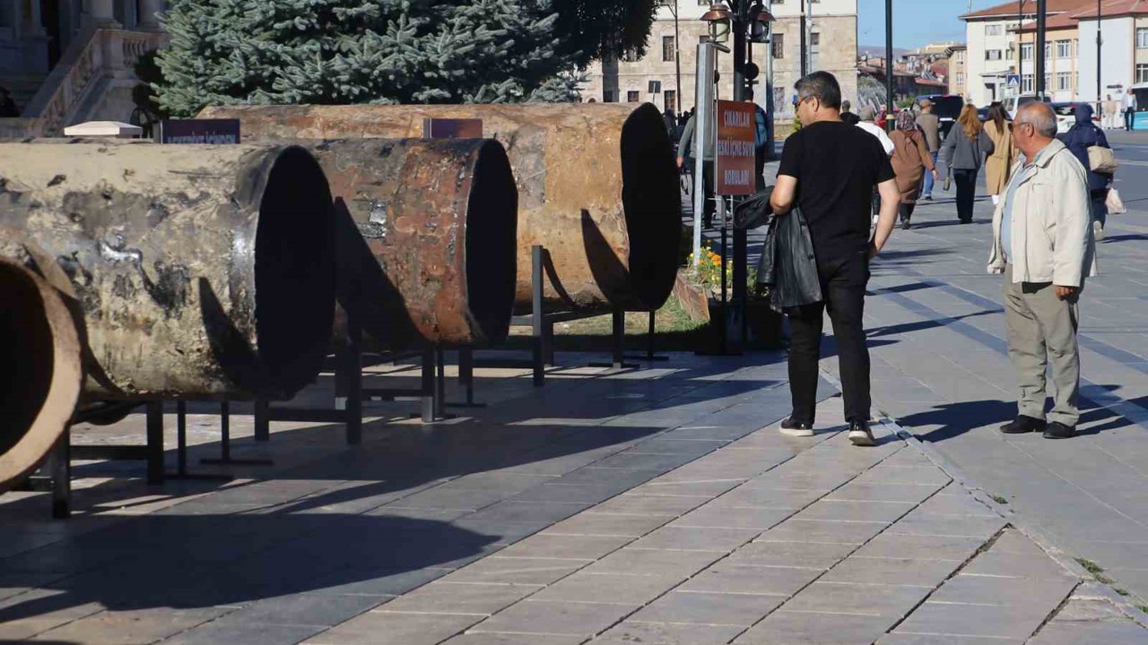 Sivas’ta yer altından çıkarılan borular kent meydanında sergileniyor
