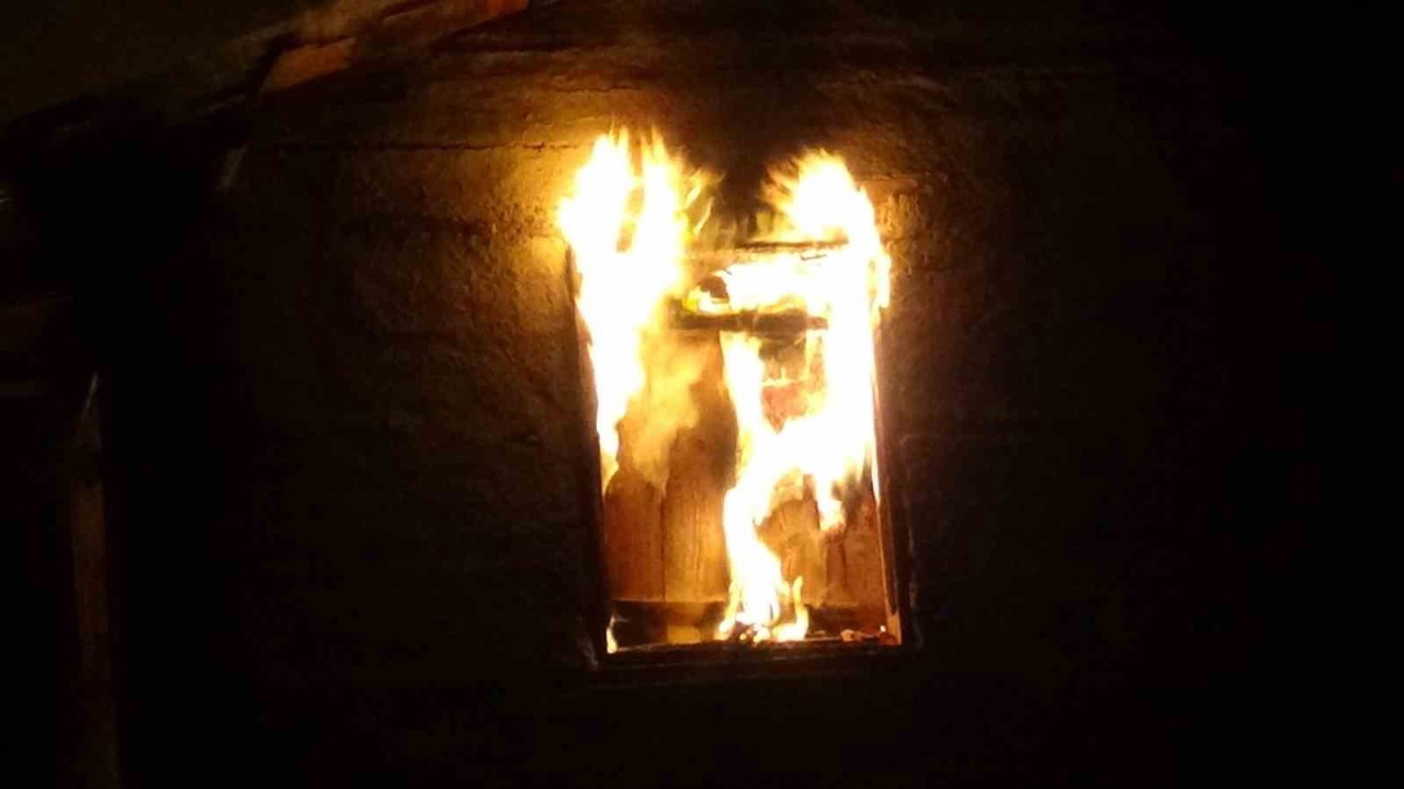 Bolu’da samanlık alev alev yandı
