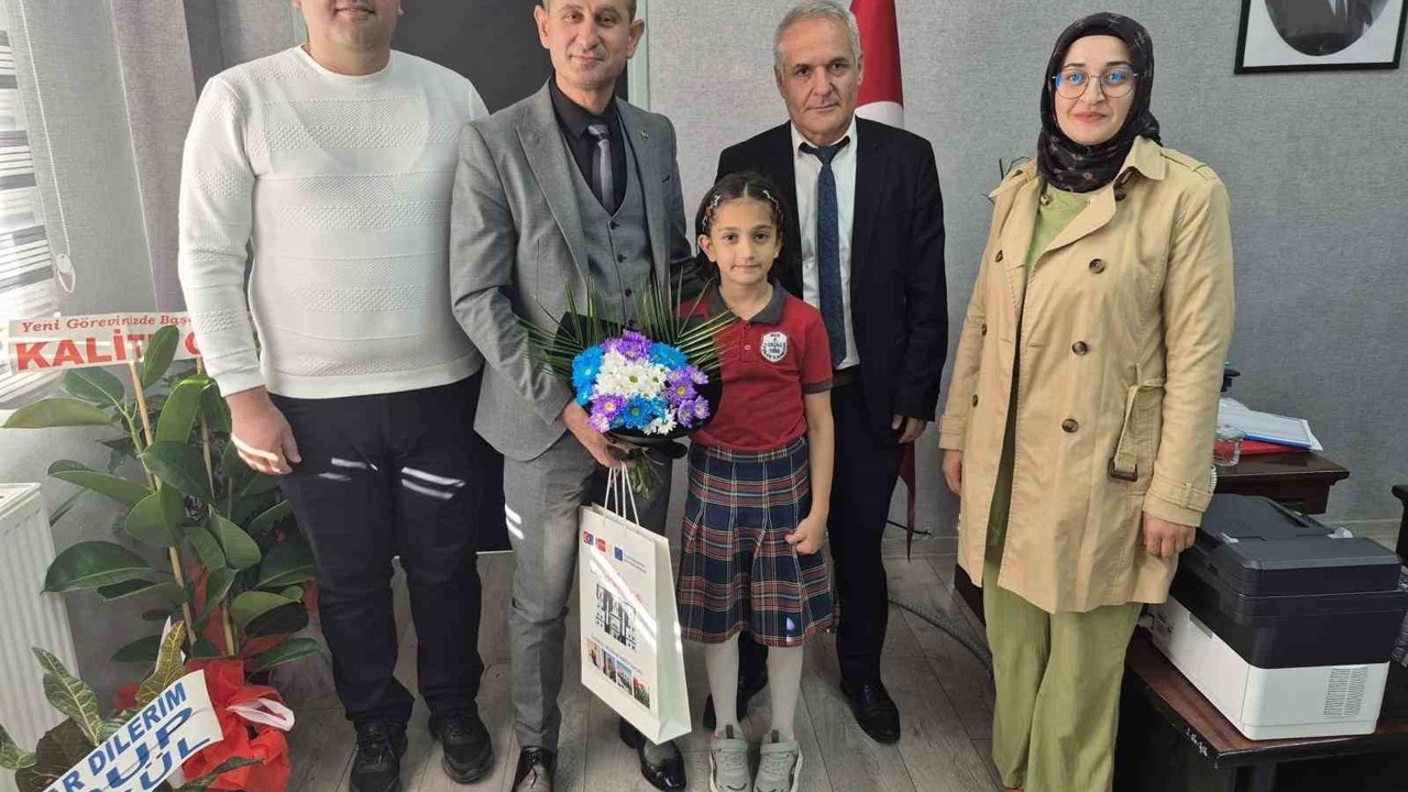 50 metre serbest yüzmede Türkiye rekoru kıran öğrenci ödüllendirildi
