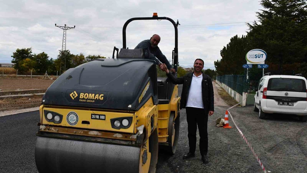 Beylikova Tarım Kredi Süt Fabrikası yolları sıcak asfaltla yenilendi

