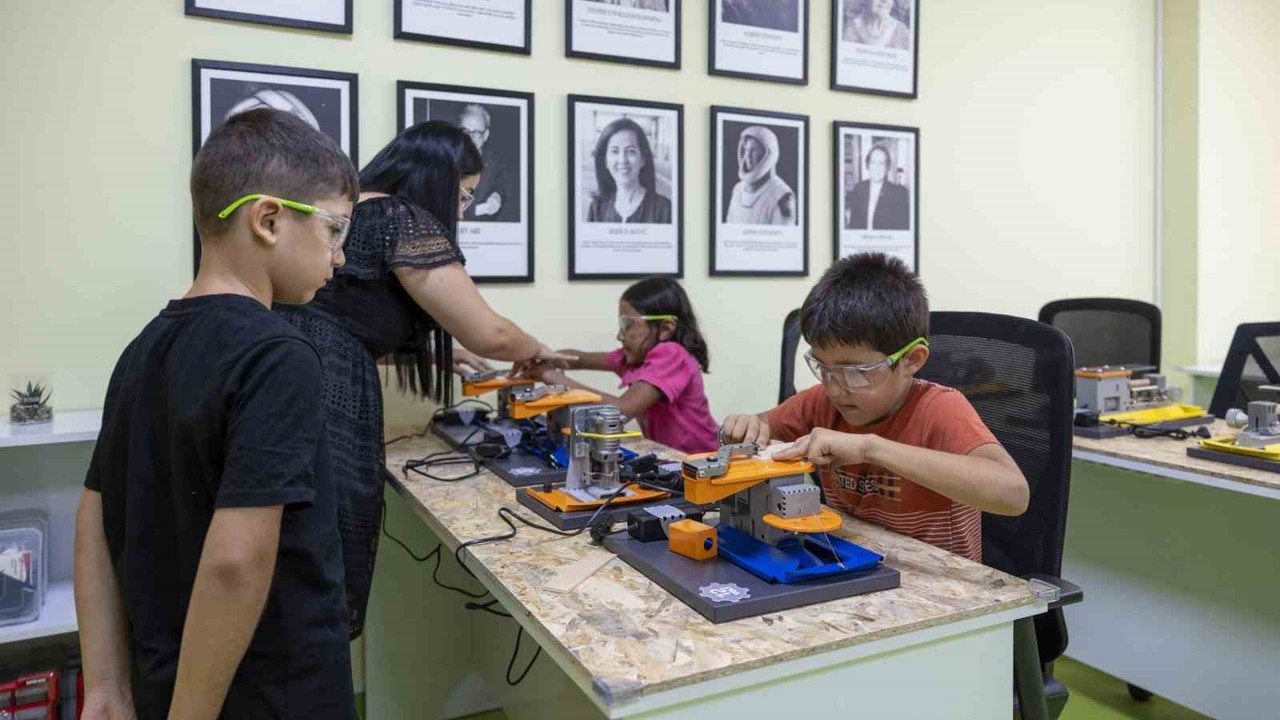 Mersin’de çocuklar, tasarım atölyesinde üretmeyi öğreniyor
