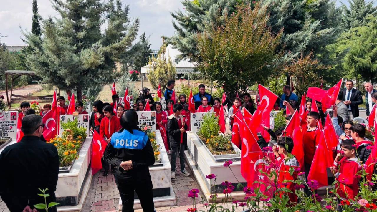 Başkan SELAĞZI Geleceğimizin Teminatı Öğrencilerimizi Şehitlikte Buluşturdu