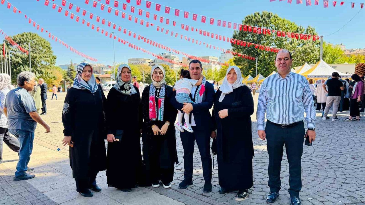AK Parti Milletvekili Bozgeyik, "Gazze İçin Sessiz Çığlık" eylemine ailesiyle katıldı
