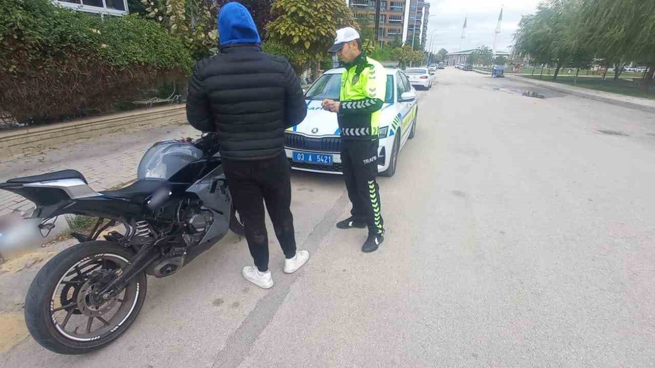 Motosikletinin plakasını bantla değiştiren sürücü polise yakalandı
