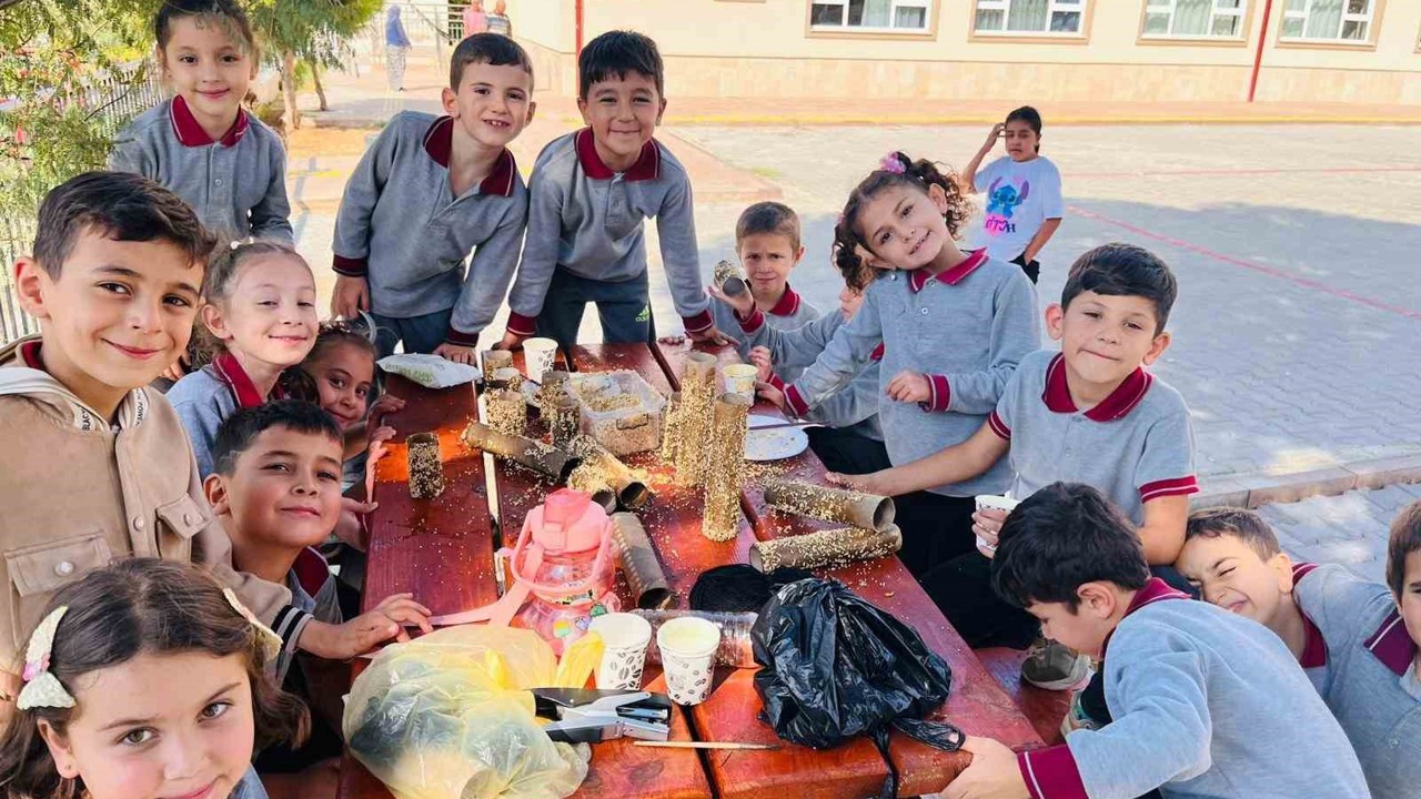 Minik ellerden sokak hayvanlarına sevgi dolu yiyecekler
