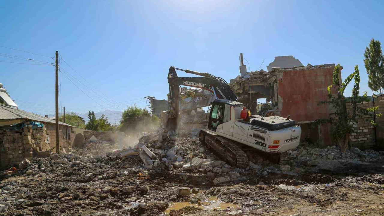 Hatuniye Caddesi’ndeki yıkım çalışmaları devam ediyor
