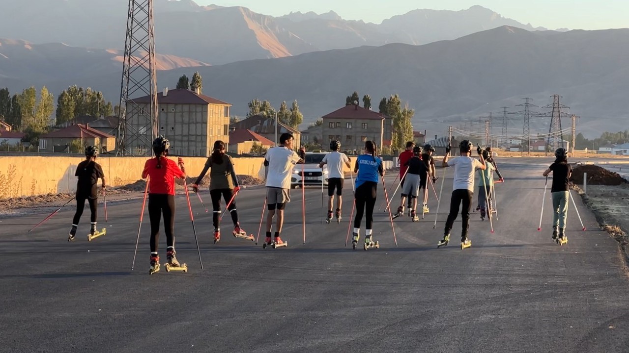 Yüksekovalı kayakçılar can güvenliği olmayan yollarda ter döküyor
