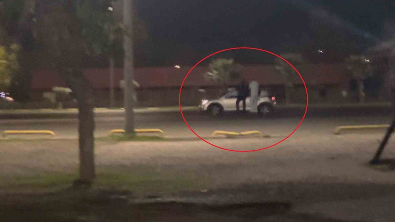 Samsun’da kazaya davetiye: Hareket halindeki aracın üzerine çıktılar
