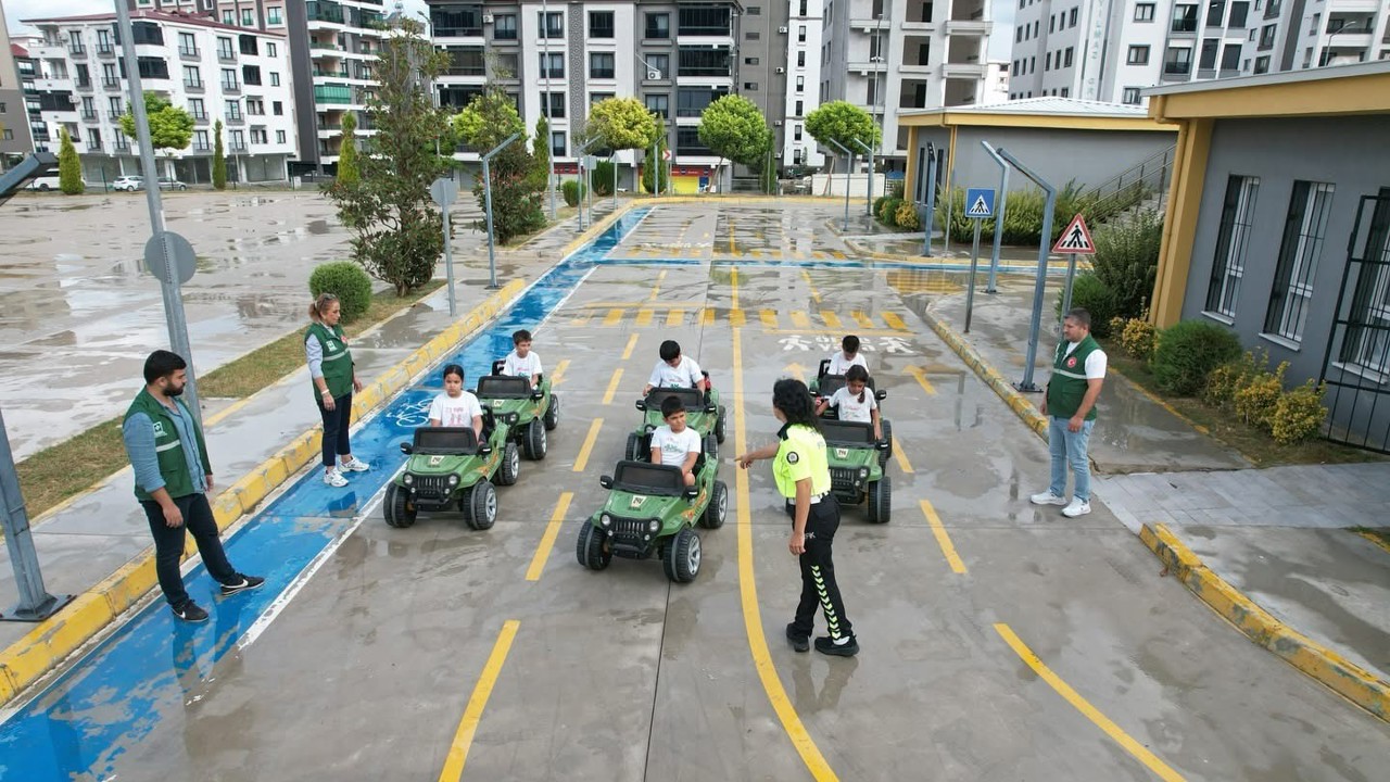 Osmaniye’de çocuklar trafik kurallarını eğlenerek öğrendi
