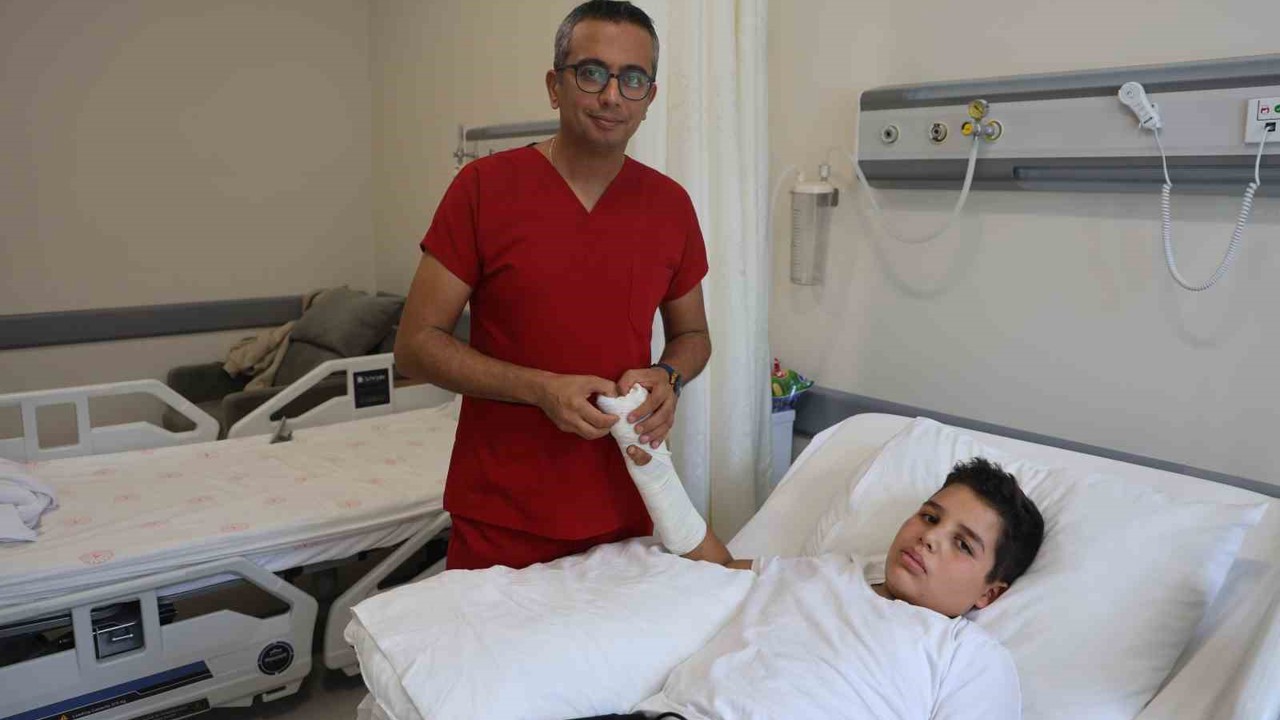 Elini üzüm sıkma makinesine kaptıran Melih’in kopan parmakları, başarılı geçen ameliyatla tutturuldu
