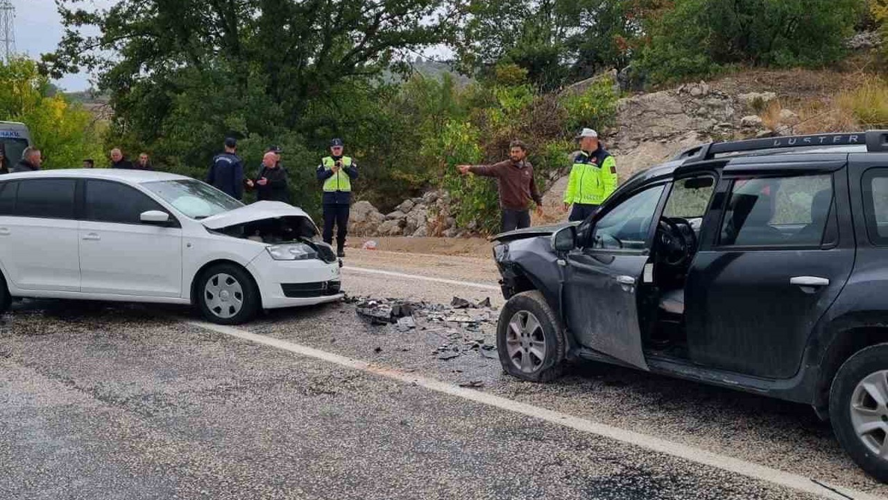 Otomobillerin çarpıştığı kazada 2 kişi yaralandı
