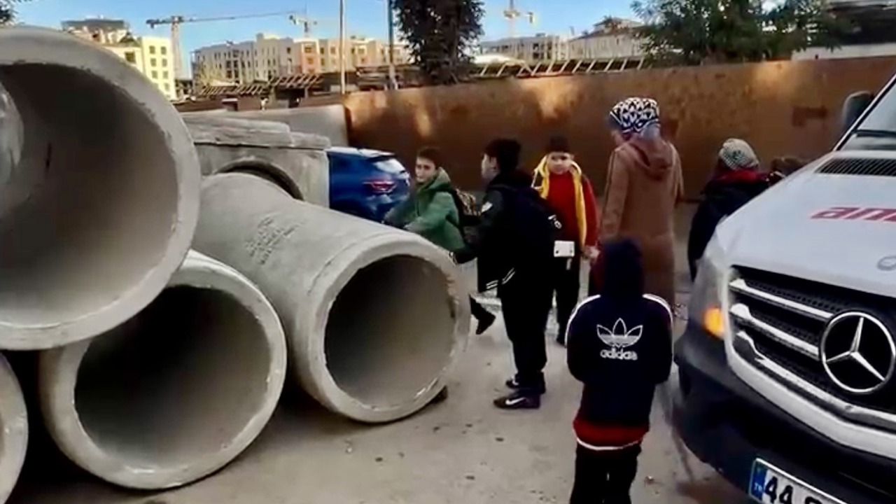 İlk Okulun Girişinde Tehlike; Beton Künkler Velileri Endişelendiriyor