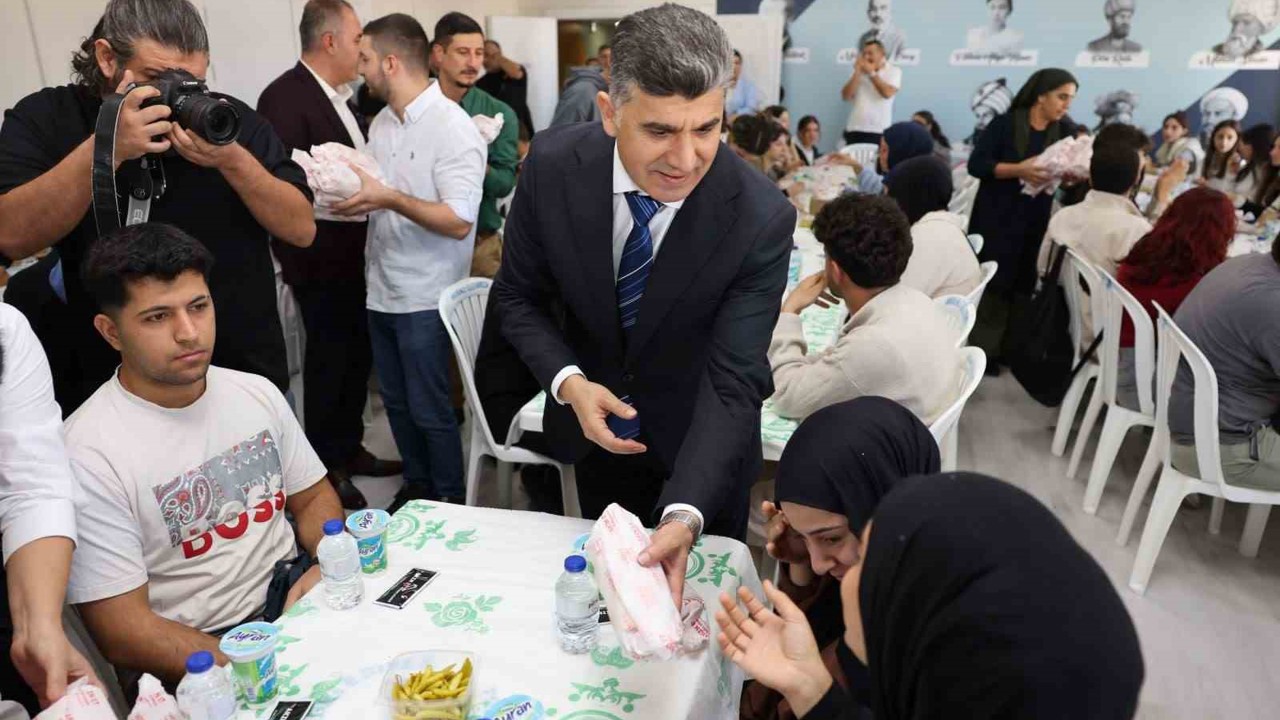 Mersin’de sınava hazırlanan öğrencilere döner sürprizi
