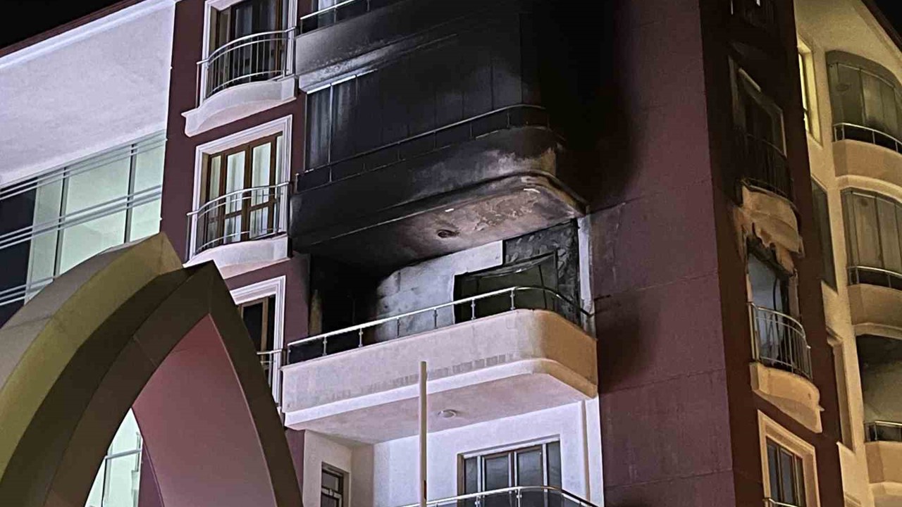 Konya’da apartmandan alevler yükseldi
