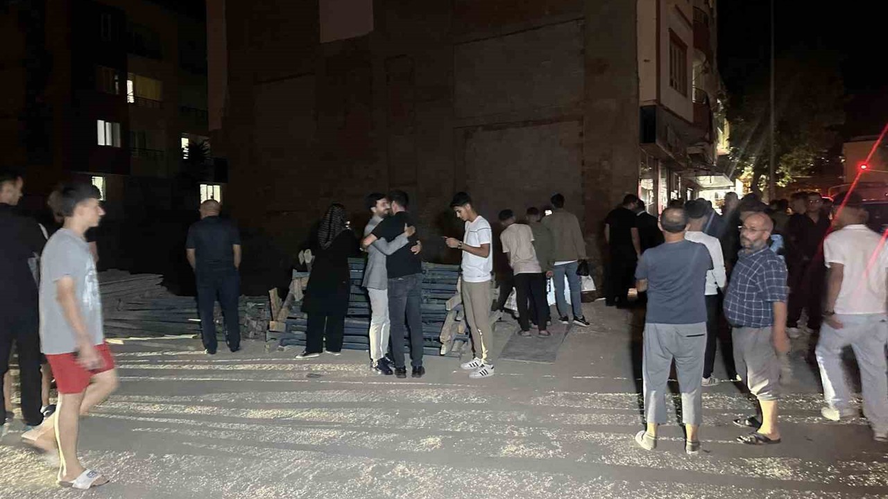 Otomobil inşaat temeline düştü: 1’i ağır 4 yaralı
