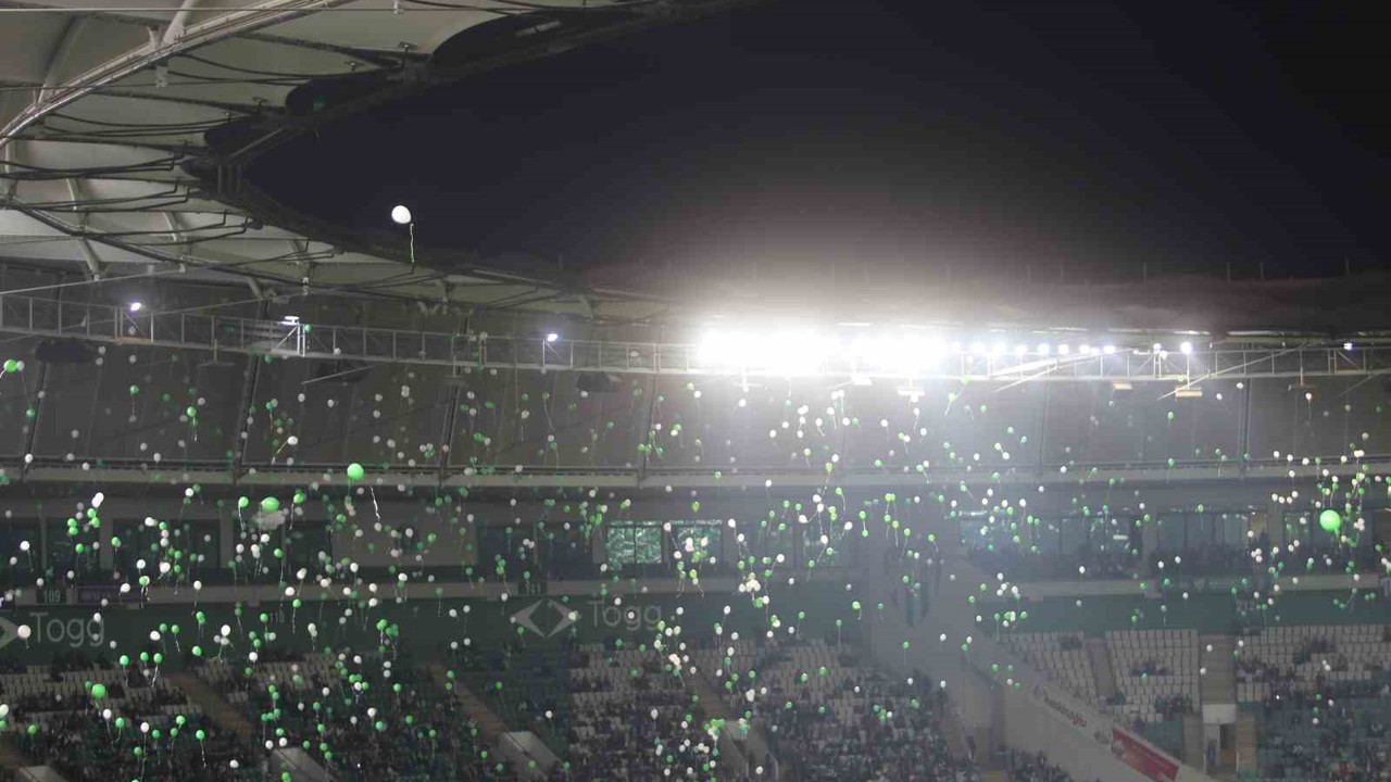 Bursaspor taraftarları minik Çağan Ata’nın mücadelesini kutladı

