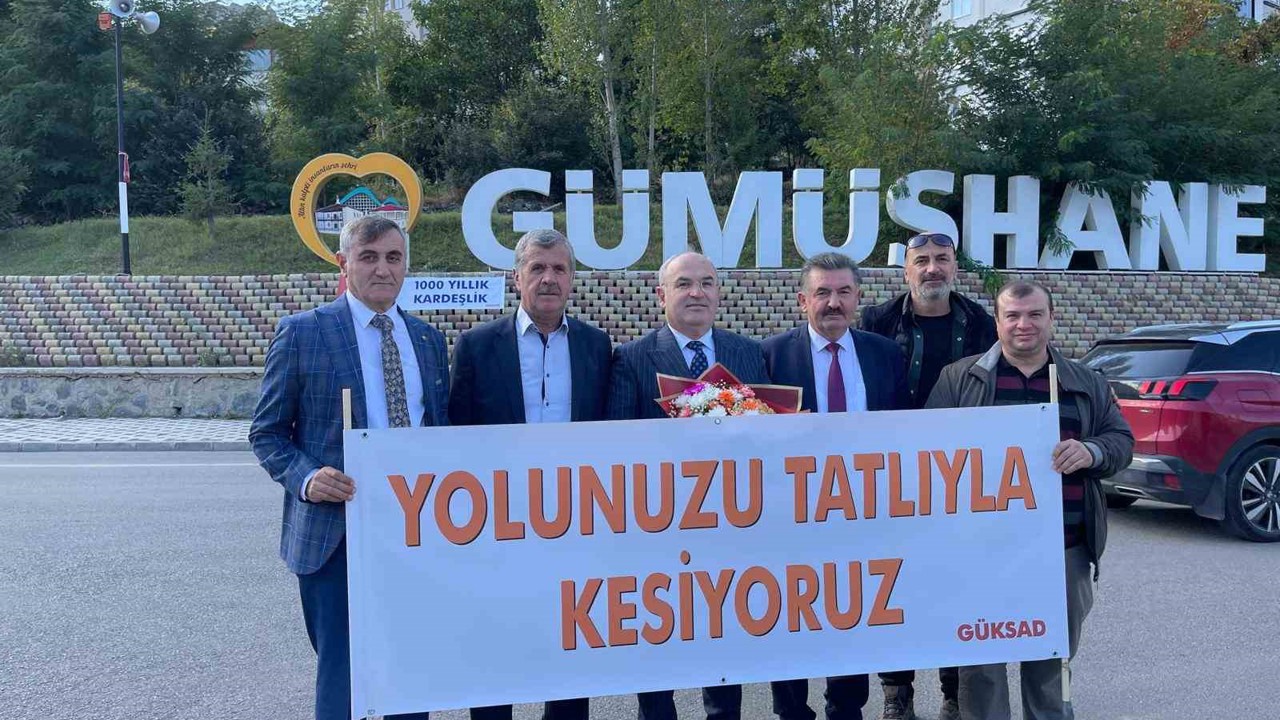 "Terörsüz Türkiye" için Mardin otobüsünü durdurup, yolculara tatlı ikram ettiler
