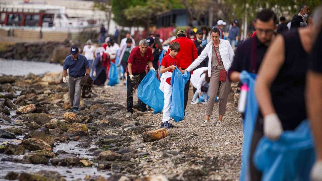 İzmirlilerden dünya rekoru için kıyı temizliği
